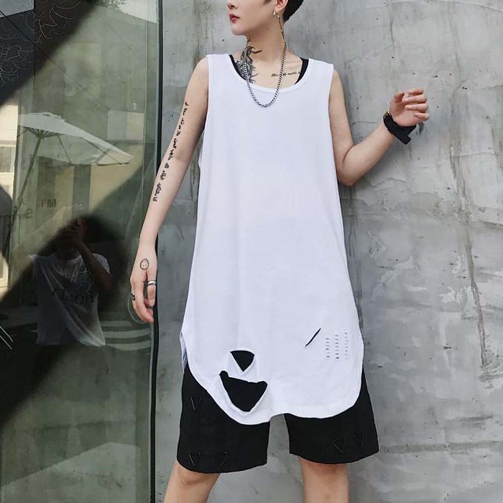Summer Clothing Trends 2026 - Tank Top Pria Warna Gelap Model